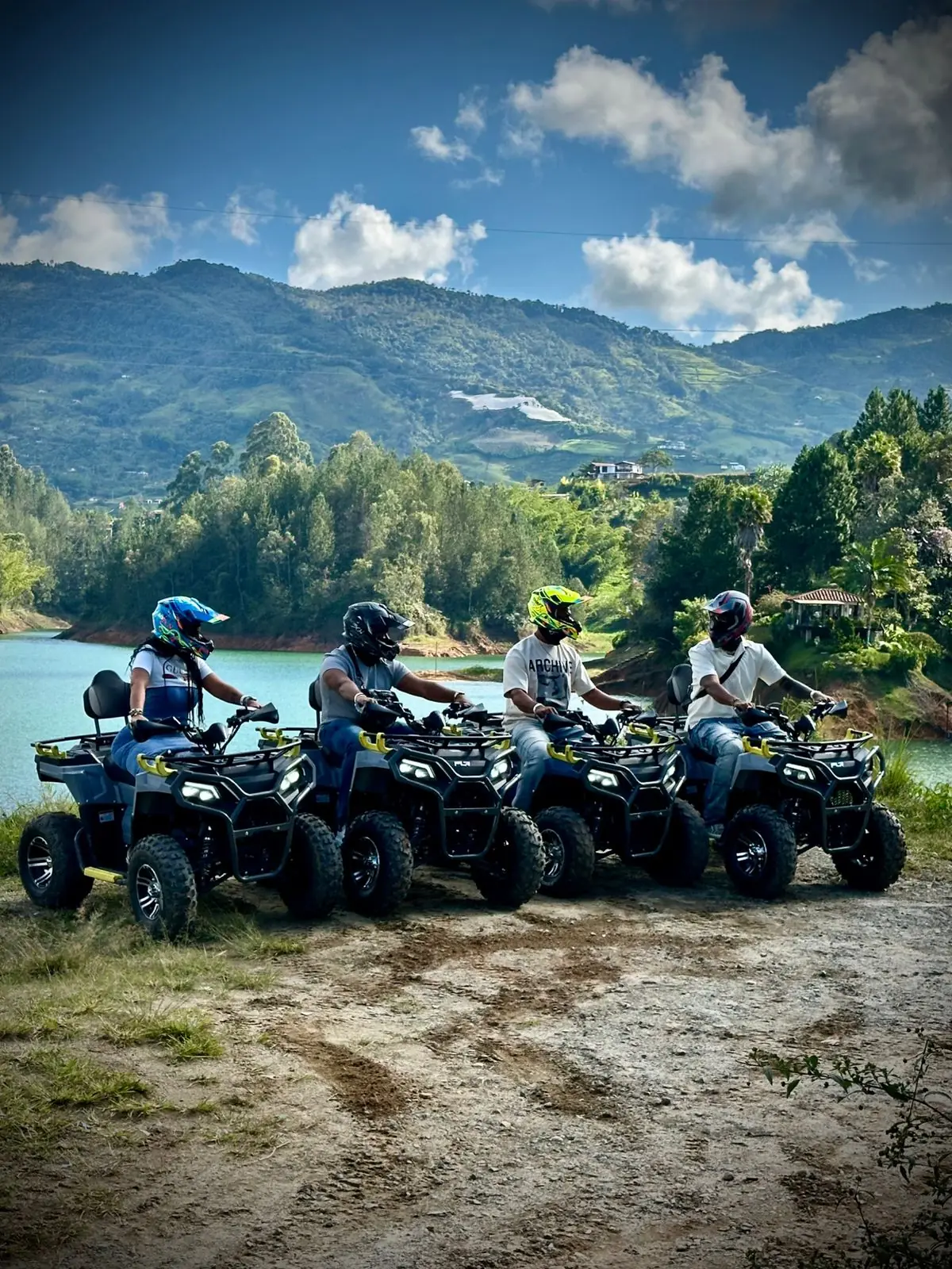 Grupo durante un recorrido en cuatrimoto