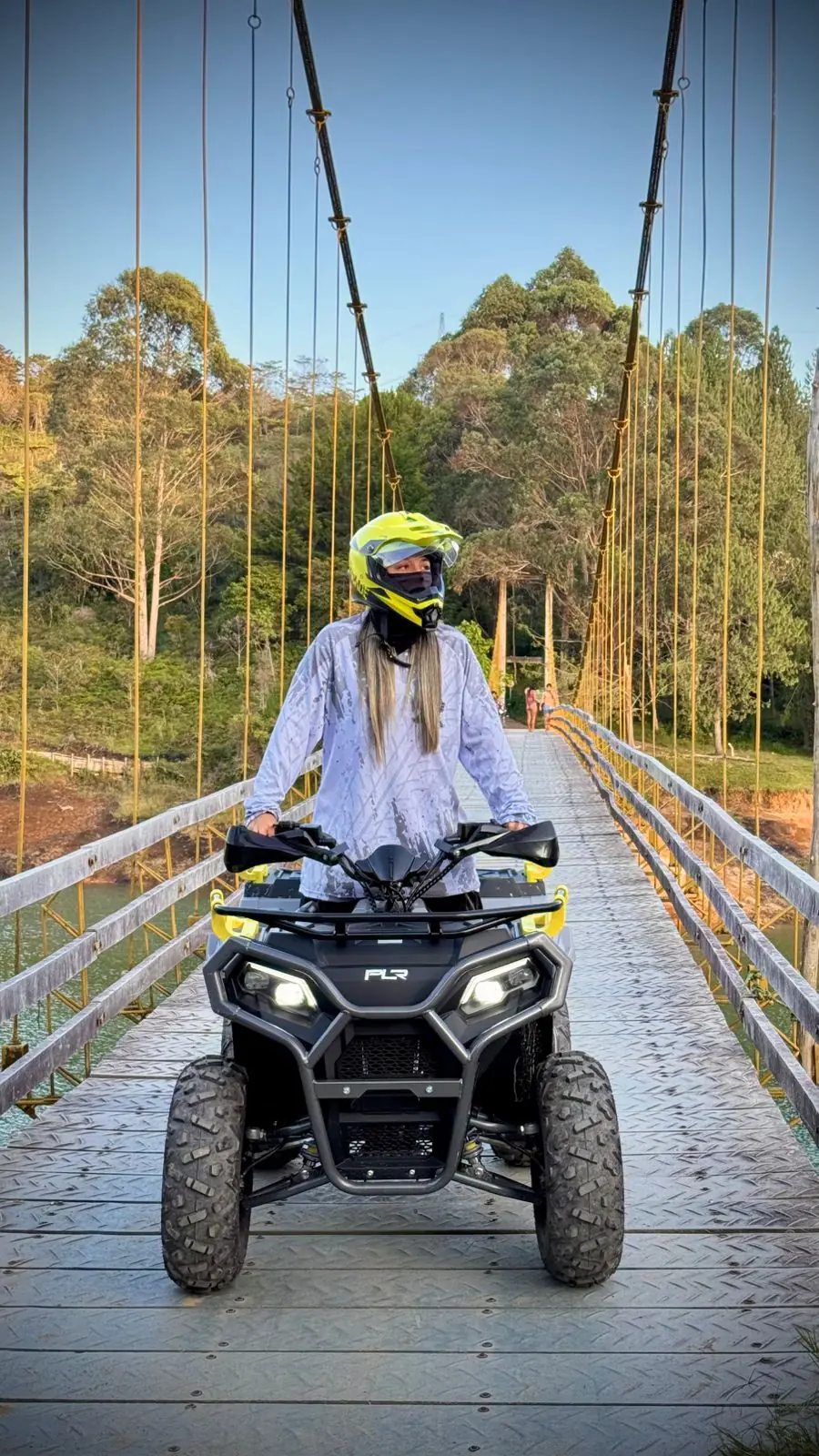Cuatrimoto atravesando un puente