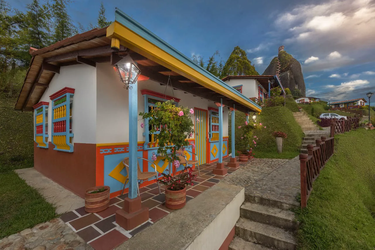 Cabaña colorida cerca de la Piedra del Peñol