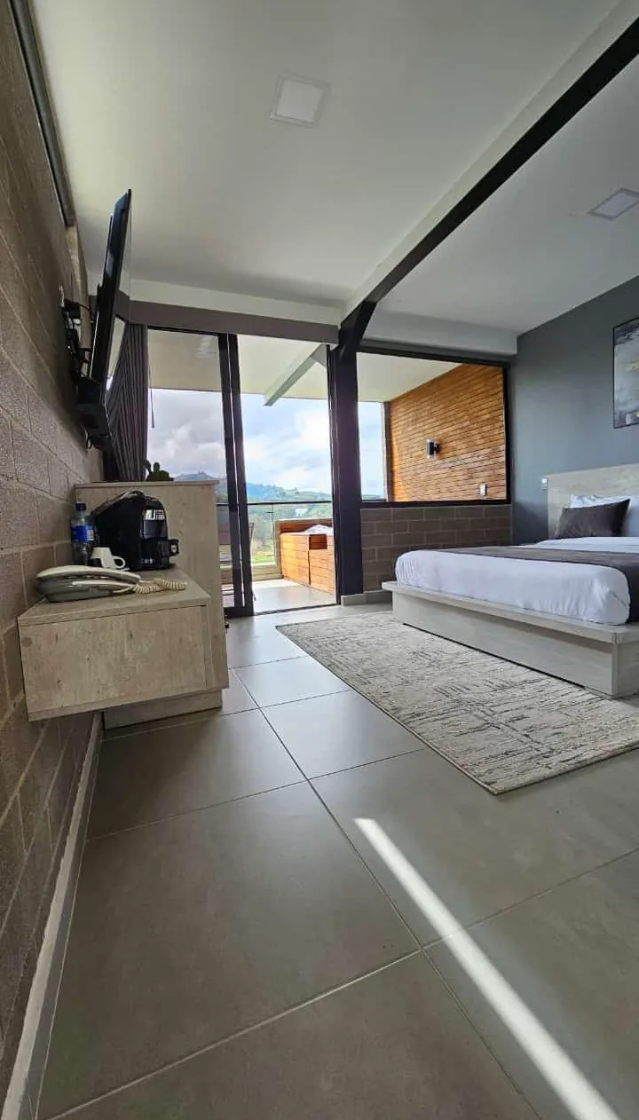 Habitación moderna con terraza y vista al paisaje
