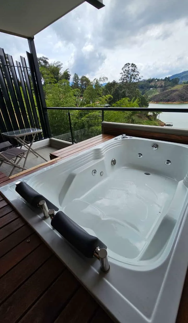 Jacuzzi privado con vista al embalse de Guatapé